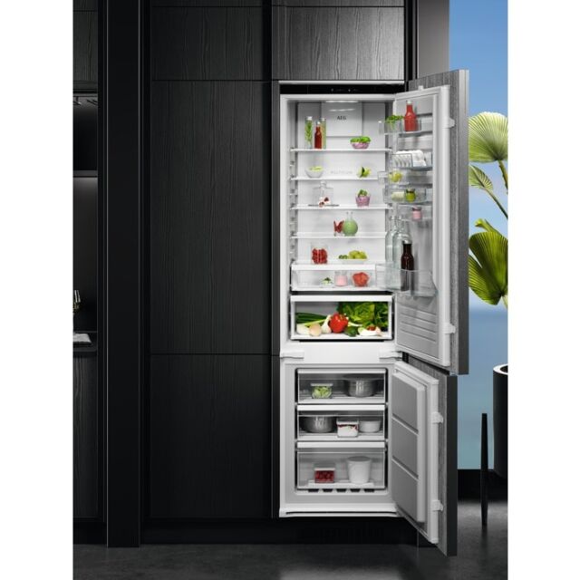 AEG OSC6M191ES
Extra Tall Integrated Frost-Free Fridge Freezer with electronic controls, E Energy,