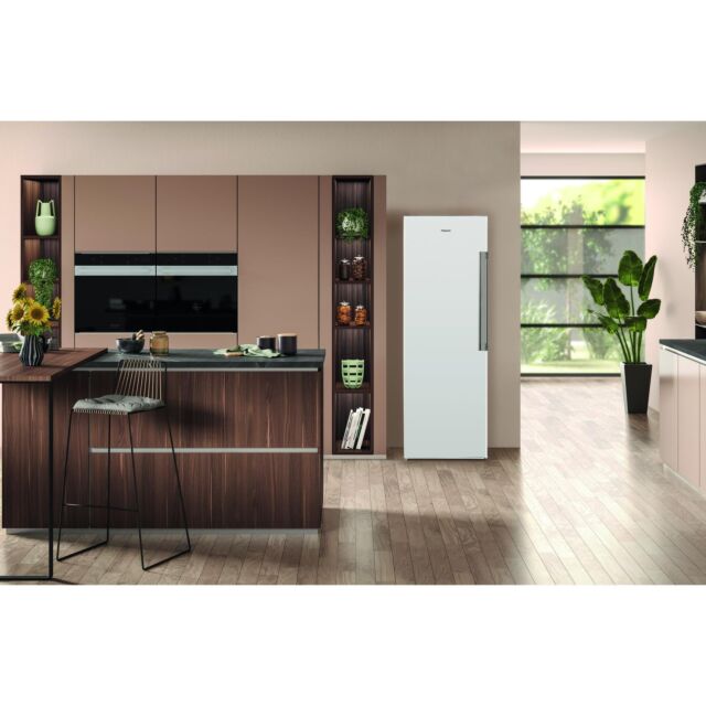 Hotpoint UH6F2CW freestanding upright freezer: white