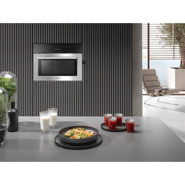 Miele M7140TC DirectSensor S at top, 46 litre capacity, 80-900W Microwave, Automatic Programmes, 45c